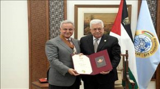 الرئيس يقلد وليد صايل “نجمة الاستحقاق” من وسام دولة فلسطين