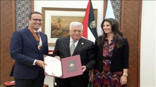 الرئيس يقلد هاشم الشوا “نجمة الاستحقاق” من وسام دولة فلسطين