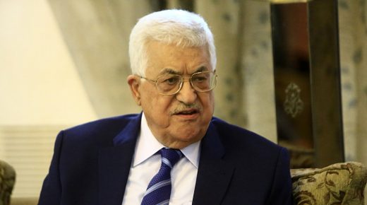 الرئيس يمنح سفيرة العراق لدى فلسطين “نجمة القدس”
