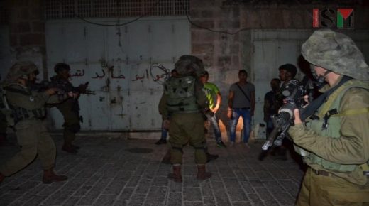 الاحتلال يعتقل 4 مواطنين في حملة مداهمات بالضفة
