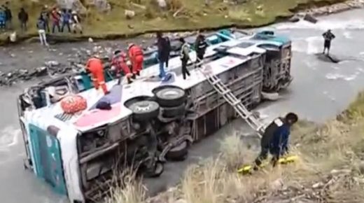 مصرع 17 شخصاً على الأقل في سقوط حافلة ركاب في وادٍ بالبيرو