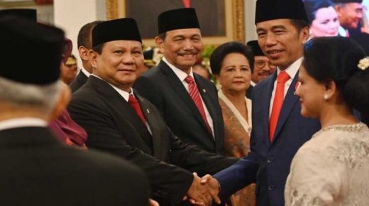 رئيس إندونيسيا يعين منافسه في الإنتخابات وزيراً للدفاع