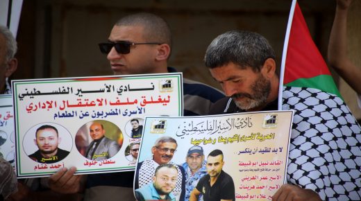 الخليل: وقفة تضامنية مع الأسرى المضربين عن الطعام في سجون الاحتلال