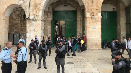 الإحتلال يخلي المصلين من باحة مصلى باب الرحمة في القدس