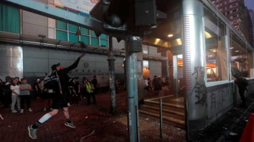 “هونغ كونغ” تعيد فتح المترو بشكل جزئي مع محاولة المدينة التعافي بعد أعمال عنف