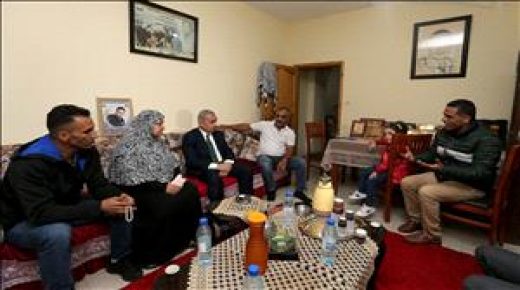 اشتية خلال زيارته المناضلة أم ناصر أبو حميد: سنبني ما هدمه الاحتلال