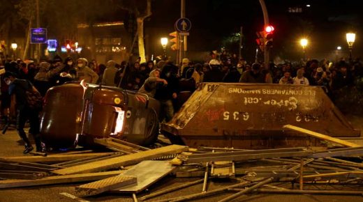 برشلونة: إحراق سيارات وحواجز مع استمرار المظاهرات بإقليم كتالونيا الإسباني