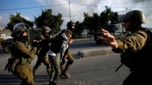 الاحتلال يعتقل شابين من القدس ويستدعي 6 آخرين للتحقيق