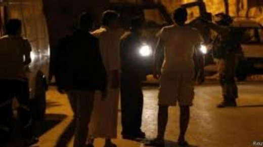 الاحتلال يحتجز 3 شبان من جنين على حاجز عسكري قرب الخليل