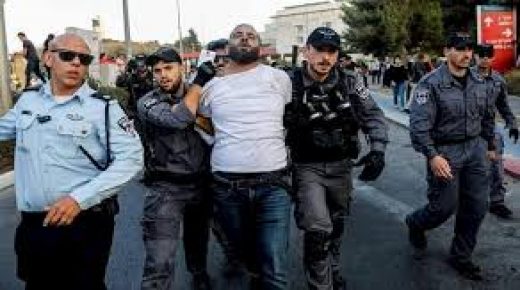 القدس: الاحتلال يعتدي على مشاركين بوقفة منددة باعتقال سامر العربيد