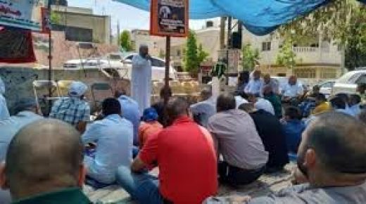 العشرات يؤدون “الجمعة” بخيمة الاعتصام في أبو ديس إسنادا للأسير إسماعيل
