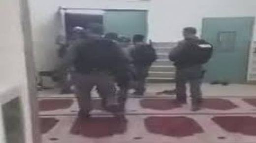 قوات الاحتلال تدنس مسجد الأربعين في العيسوية