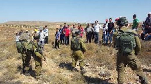 الاحتلال يحتجز مزارعين في قريوت جنوب نابلس