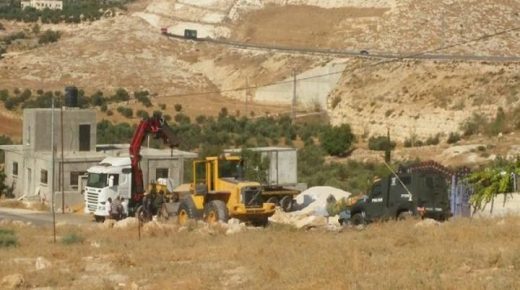 قوات الإحتلال تستولي على معدات زراعية جنوب غرب بيت لحم