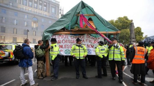 بريطانيا: الشرطة تعتقل نحو 300 ناشط يحتجون ضد التغير المناخي