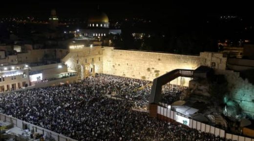 لمناسبة عيد “الغفران” اليهودي.. آلاف المستوطنين يقتحمون باحة البراق لأداء طقوس تلمودية
