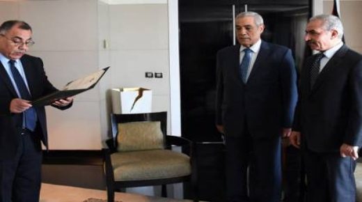 نيابة عن الرئيس: اشتية يسلم وسام نجمة القدس للسفير الجزائري لدى مصر