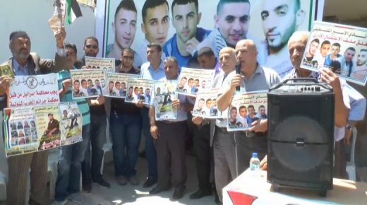 وقفة تضامنية مع الأسرى المضربين عن الطعام في سجون الاحتلال أمام بلدية دورا