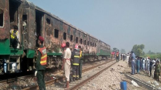 مصرع 65 شخصا بحريق قطار ركاب في باكستان