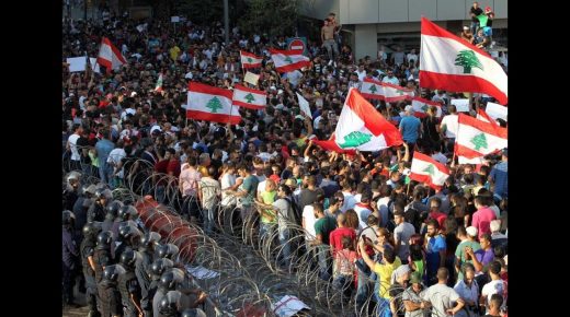 يوم جديد من احتجاجات لبنان.. وقطع الطرق مستمر