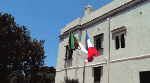 فرنسا تعلق منح التأشيرات للجزائريين