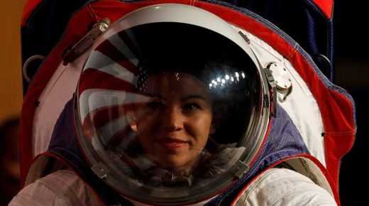 ناسا تجهز فريقاً كاملاً من النساء للسير في الفضاء وتكشف عن بدلتها الفضائية الجديدة