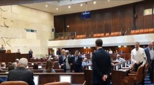 النواب العرب يحتجون على خطاب نتانياهو في “الكنيست” والأمن يطرد الطيبي