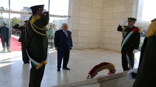 الرئيس يضع اكليلا من الزهور على ضريح عرفات في الذكرى الـ15 لاستشهاده