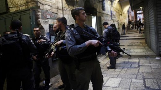 قوات الاحتلال تعتقل شابا وتعتدي على آخر في القدس