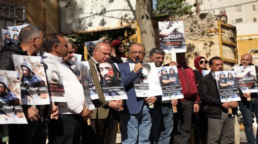 الخليل: وقفة تنديدا بإغلاق تلفزيزن فلسطين في القدس وتضامنا مع الصحفي عمارنة