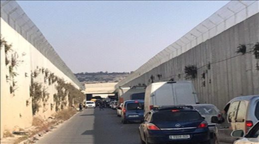 الاحتلال يحتجز عشرات المركبات في النفق المؤدي لقرى شمال غرب القدس
