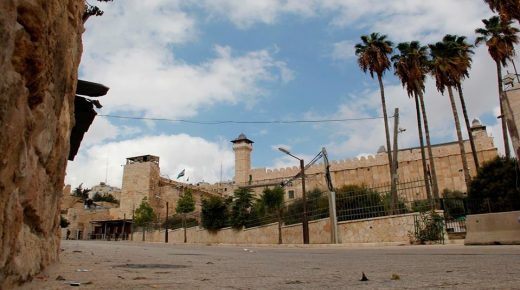 بلدية الخليل تستنكر اعتداءات المستوطنين في المدينة وإغلاق الحرم الإبراهيمي