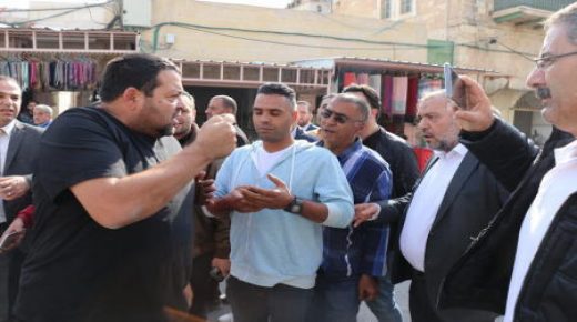 مستوطنون يعتدون على نائب رئيس حركة “فتح” ومحافظ الخليل