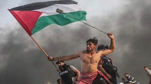 “الغارديان” البريطانية تختار صورة متظاهر من غزة كأجمل صورة للعام 2019