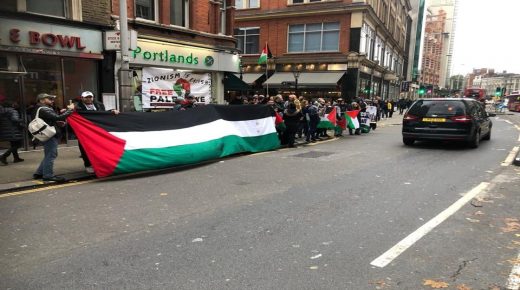 لندن: وقفة أمام السفارة الإسرائيلية تنديدا بالعدوان الإسرائيلي على قطاع غزة