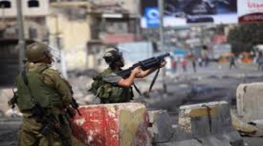 إصابات بالاختناق واعتقال شابين في مواجهات مع الاحتلال في محافظة القدس