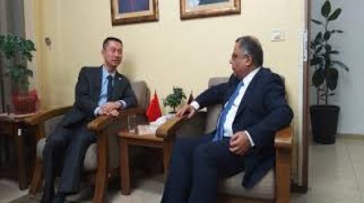 خلال زيارته للمتحدث باسم الحكومة: سفير الصين يؤكد أن دعم بلاده للقضية الفلسطينية ثابت ولم يتغير