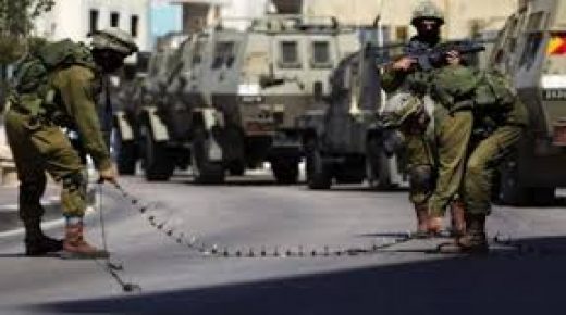 الخليل: قوات الاحتلال تغلق شارع الشهداء وتنصب عدة حواجز عسكرية