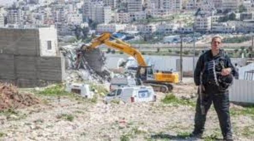 الاحتلال يخطر بهدم ستة مساكن شرق يطا