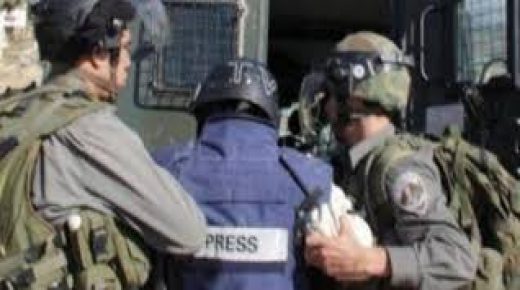 الاحتلال يعتقل صحفيا ويقمع وقفة تضامنية مع الأسرى في القدس