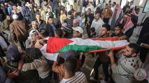 جماهير غفيرة تُشيع جثمان الشهيد السواركة في دير البلح