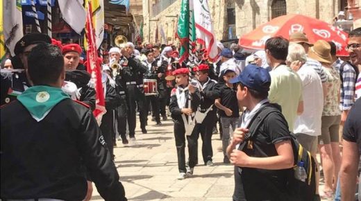 استعراض كشفي يجوب شوارع القدس احتفالا بذكرى المولد النبوي