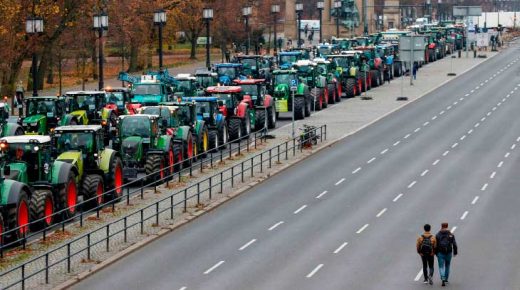 آلاف المزارعين الألمان يتظاهرون في برلين احتجاجاً على السياسة البيئية للحكومة
