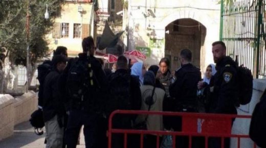 الاحتلال يعتقل 5 فتيات من محيط مصلى باب الرحمة
