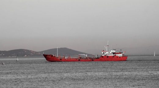 إغلاق مضيق البوسفور إثر اصطدام سفينة بضائع بالشاطئ في إسطنبول