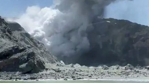 ارتفاع حصيلة ضحايا بركان نيوزيلندا إلى 19 قتيلا
