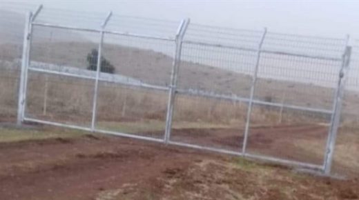 الاحتلال يقيم بوابة على مدخل خربة الحديدية بالأغوار