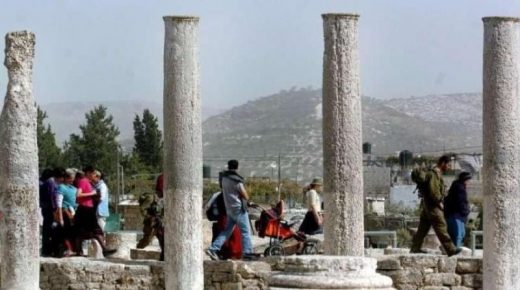 50 مستوطنا يقتحمون الموقع الأثري في سبسطية