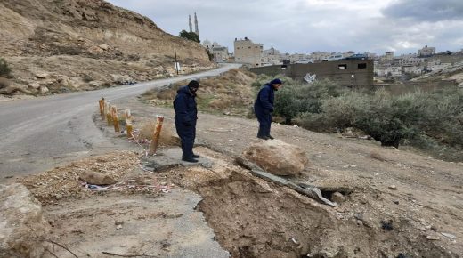 الكشف وتفقد إنهيار شارع في بلدة أبو ديس شرق القدس
