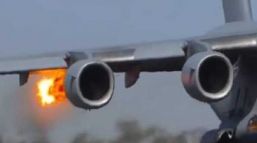 انفجار محرك طائرة جزائرية في السماء